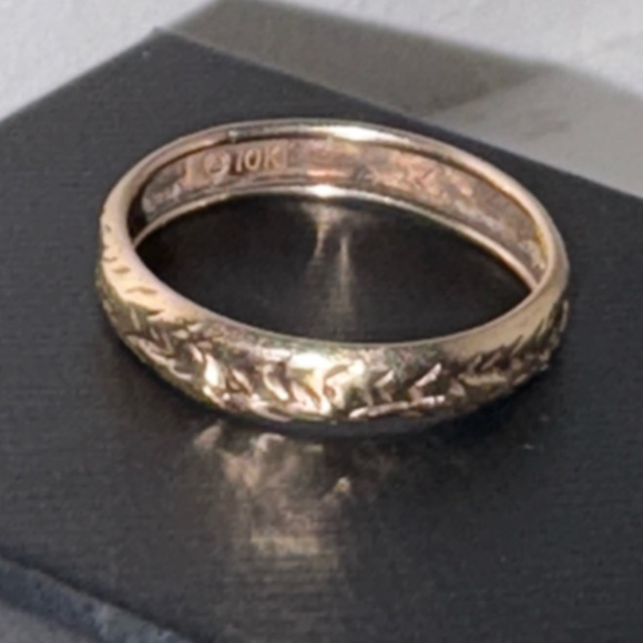 10k Vintage 90’s Yellow Gold Textured Band Ring Size 9 - Picture 13 of 15